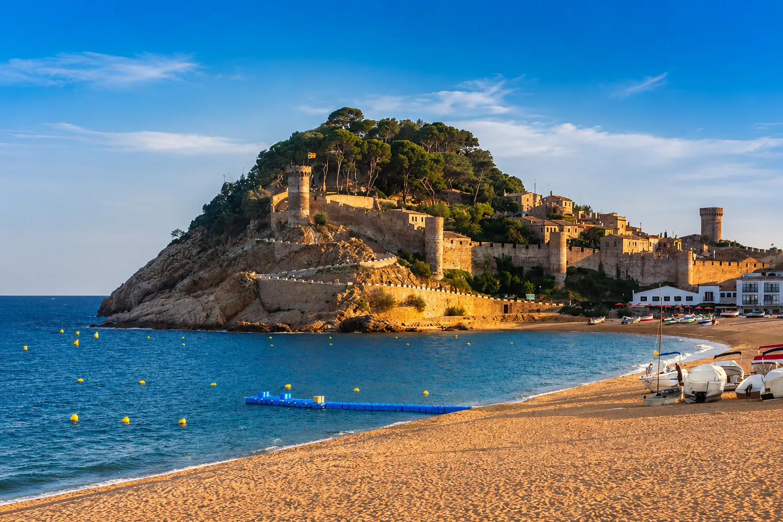 Vista de Tossa de Mar desde el casco antiguo, cerca del restaurante Tapa a Tapa