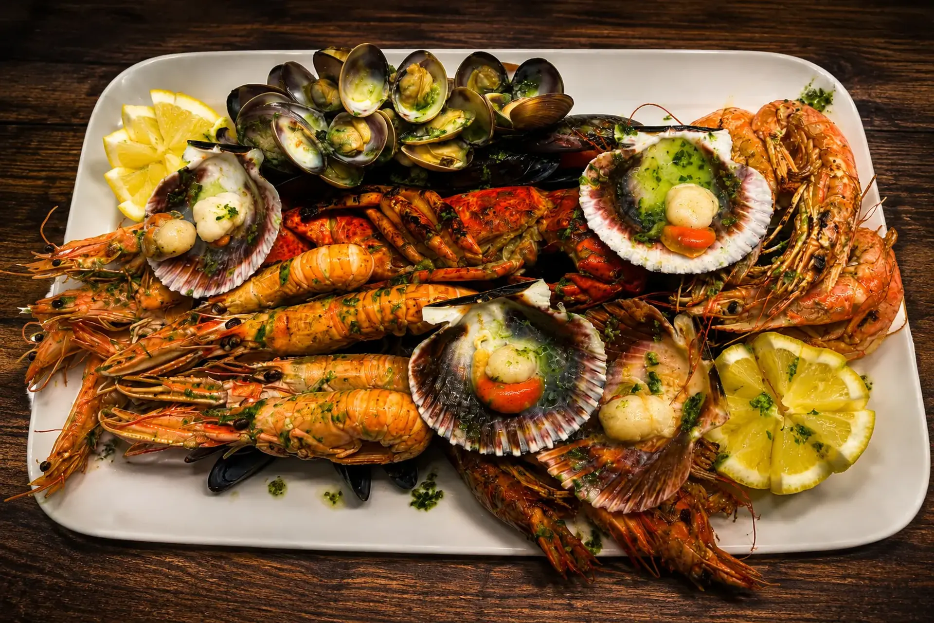 Bandeja de marisco a la plancha con gambas, cigalas, almejas y vieiras en Tapa a Tapa, Tossa de Mar